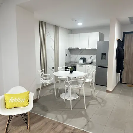 Regina's Sky View 32nd Floor Скоп'є