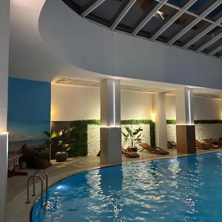 Regina's Sky View 32nd Floor Апартаменты *