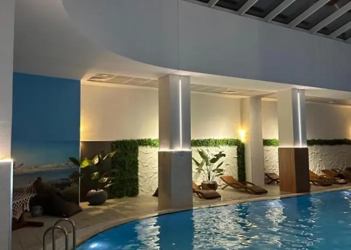 Regina's Sky View 32nd Floor Apartment *